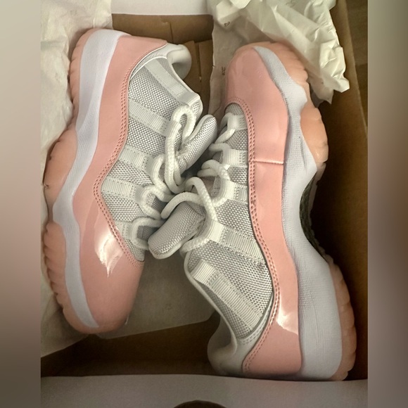 WMNS Air Jordan 11 Retro Low - Picture 3 of 7